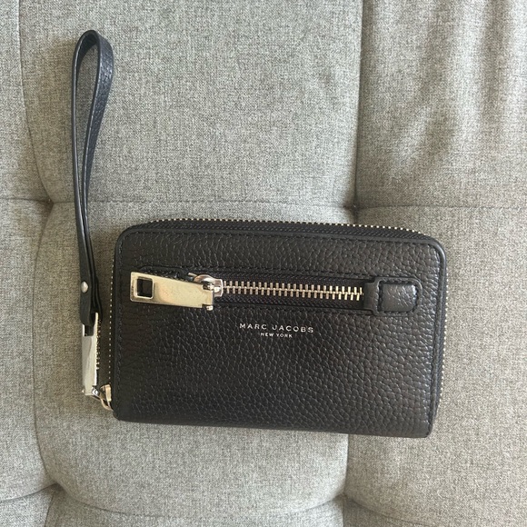 Marc Jacobs Black Gotham Phone Wallet - Picture 1 of 4